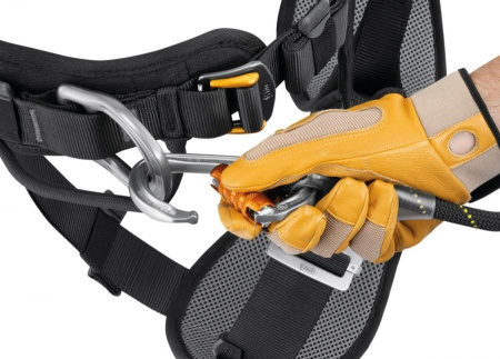 Страховочная привязь Petzl ASTRO BOD FAST с зажимом CROLL